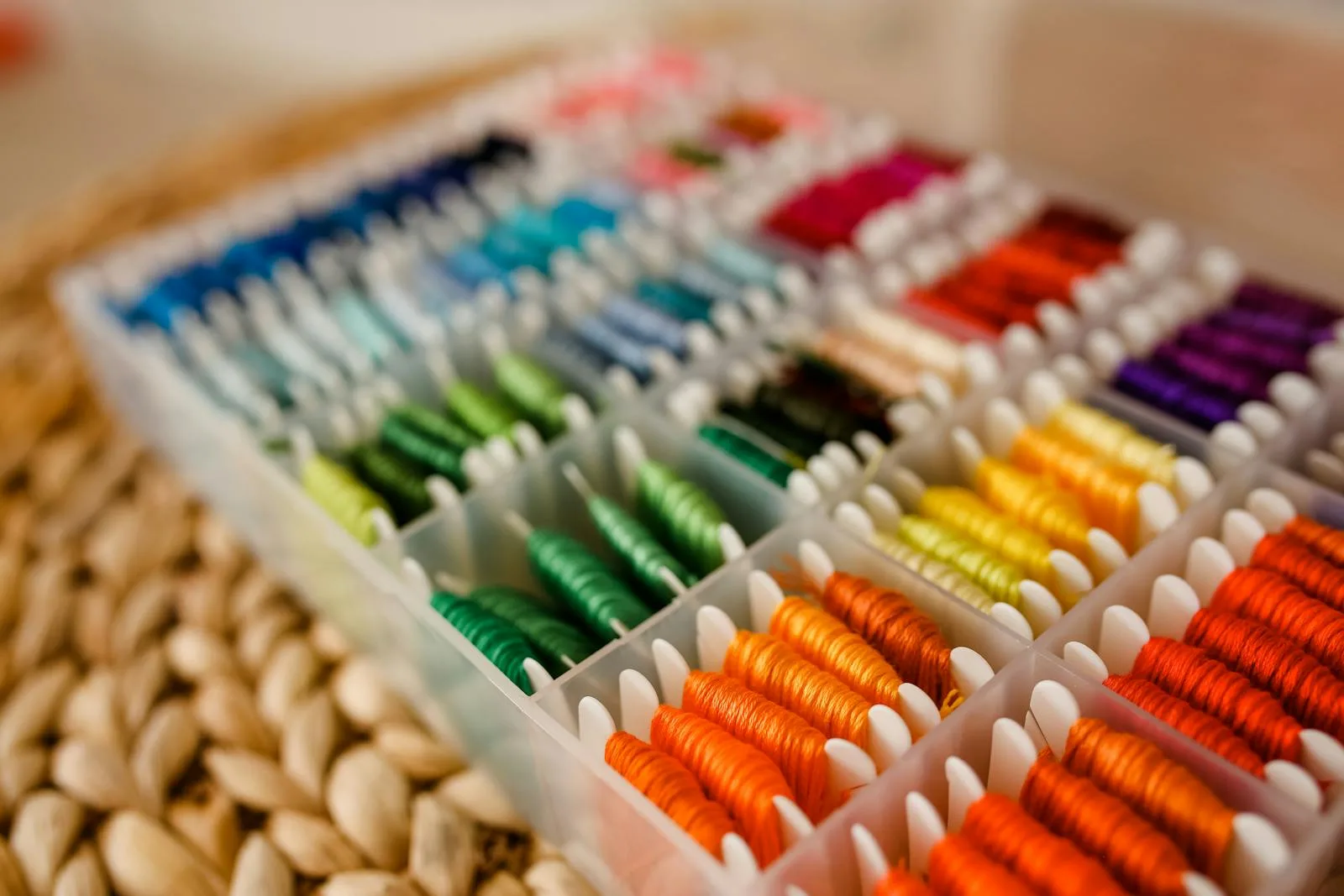 Fils à broder DMC colorés rangés dans une boîte, matériel pour personnaliser une trousse au point de croix