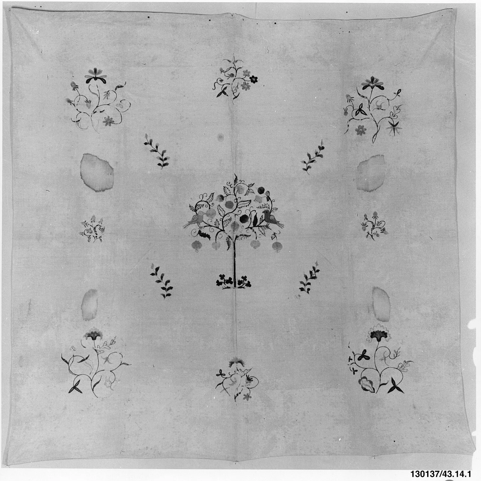 Panneau brodé traditionnel avec motifs floraux polychromes sur fond écru — exemple de textile de fenêtre brodé XIXe siècle