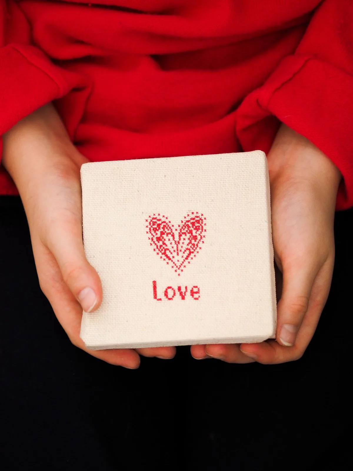 Saint-Valentin brodée 2026 : cadeaux et motifs romantiques