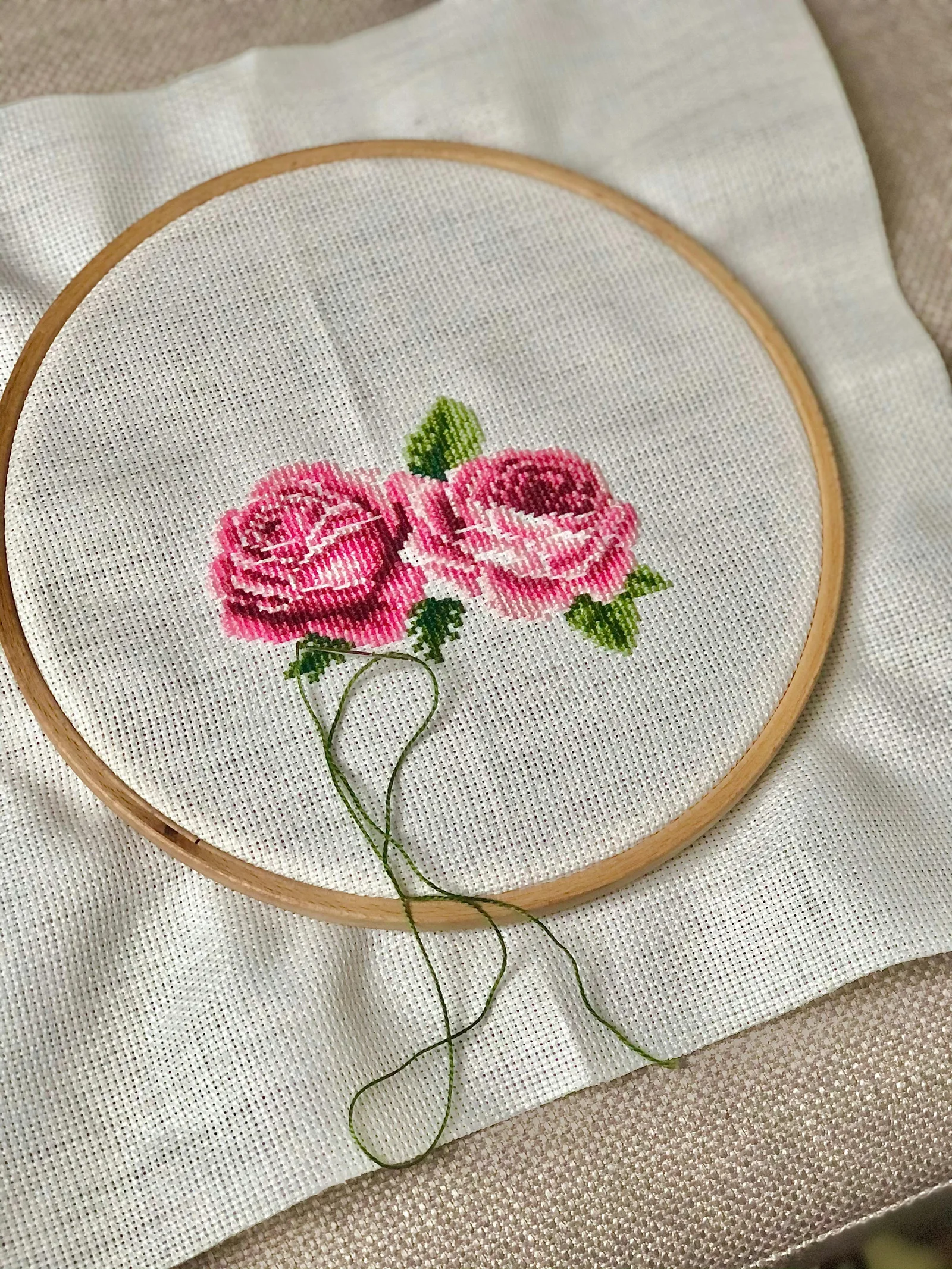 Broderie de roses roses terminée sur toile Aida, exemple de motif floral romantique pour la Saint-Valentin