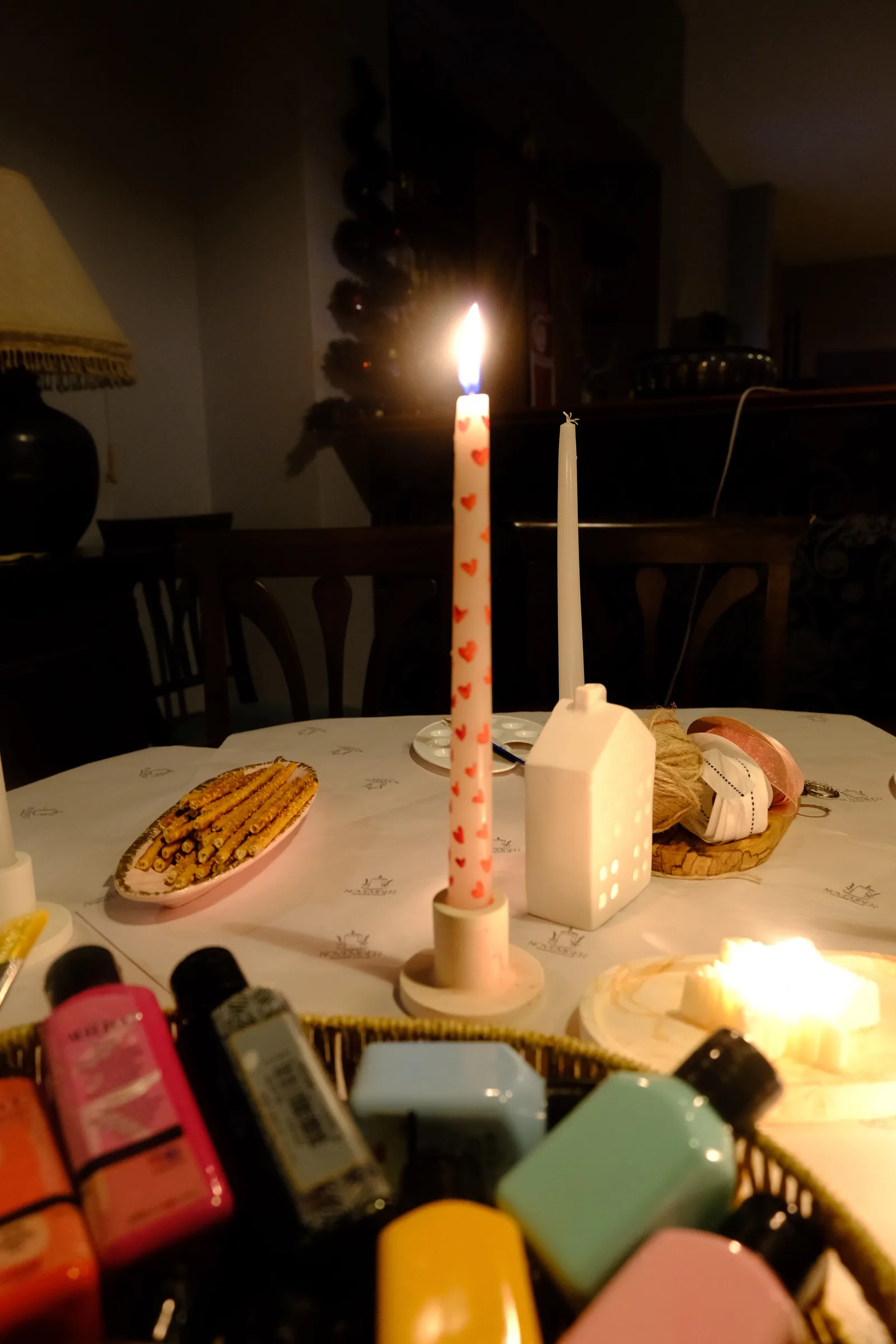 Ambiance bougies et lumières douces dans un intérieur hygge — la chaleur de la lumière filtrée crée l'atmosphère parfaite