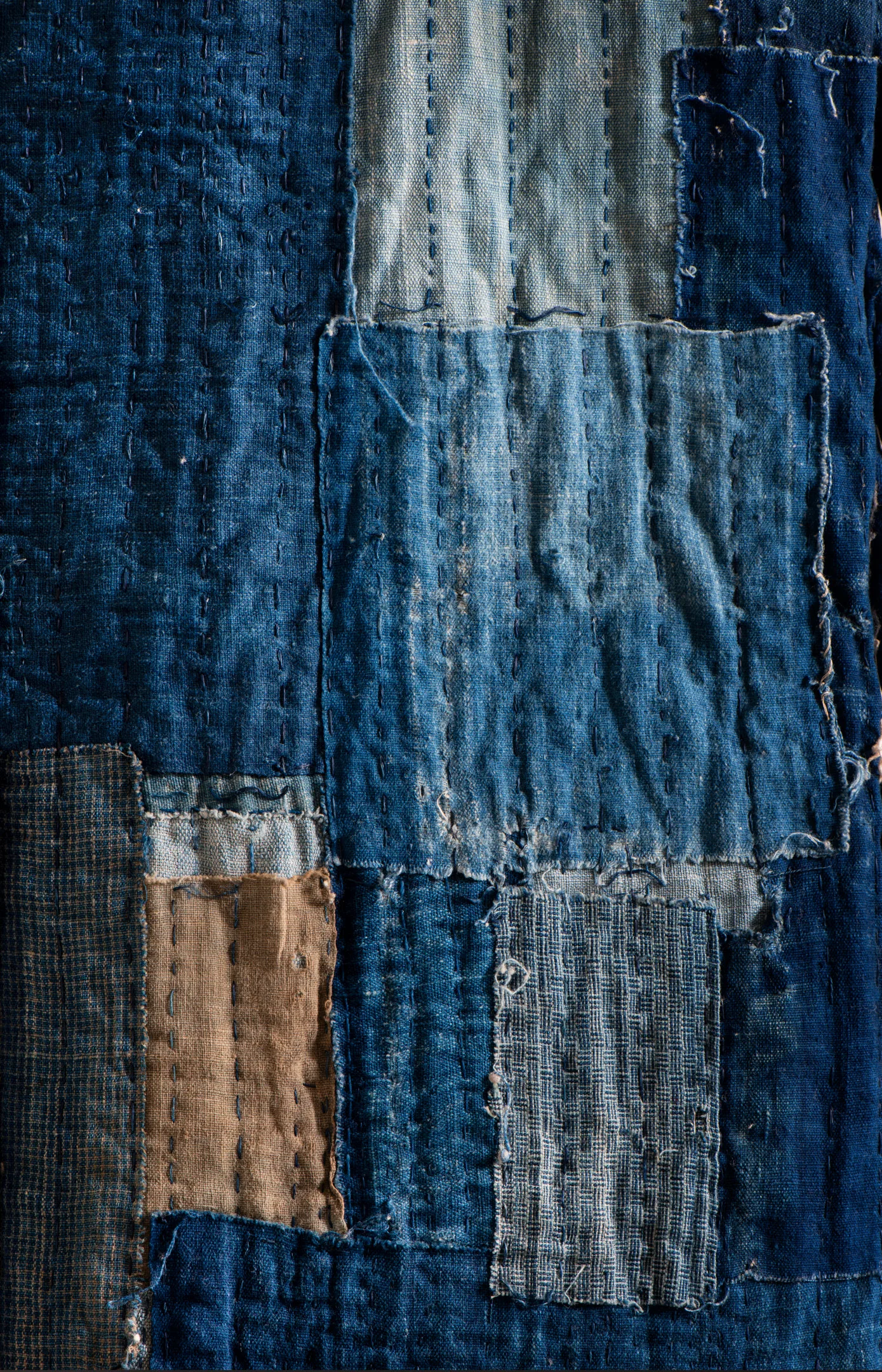 textile boro japonais avec broderies sashiko en fil blanc sur tissu indigo patché