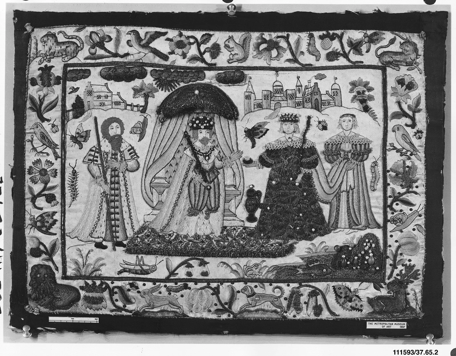 Documentation archivistique noir et blanc d'une broderie stumpwork anglaise du XVIIe siècle — relevé au Metropolitan Museum of Art montrant la complexité des reliefs