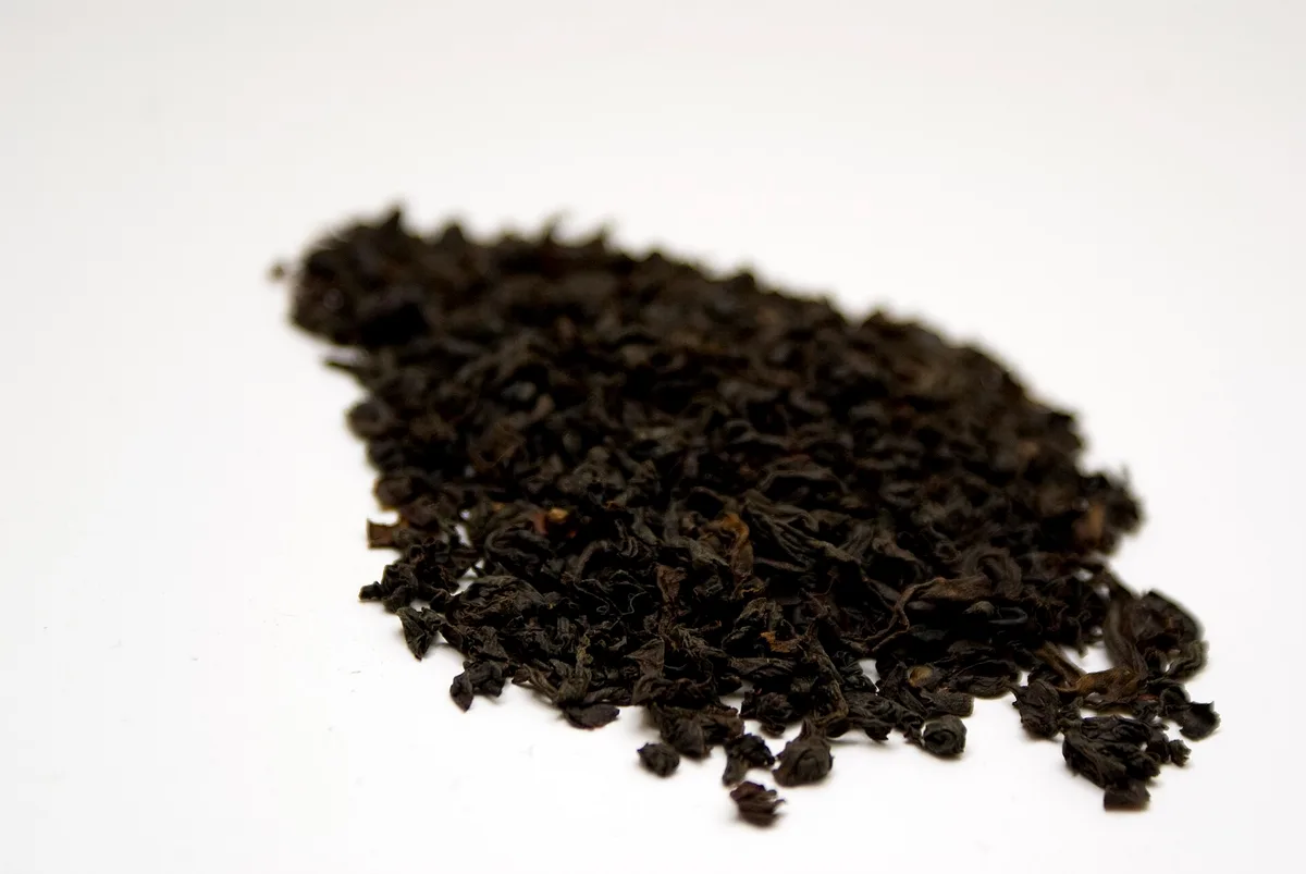 Feuilles de thé noir de Ceylan en vrac pour teindre une toile de broderie au thé