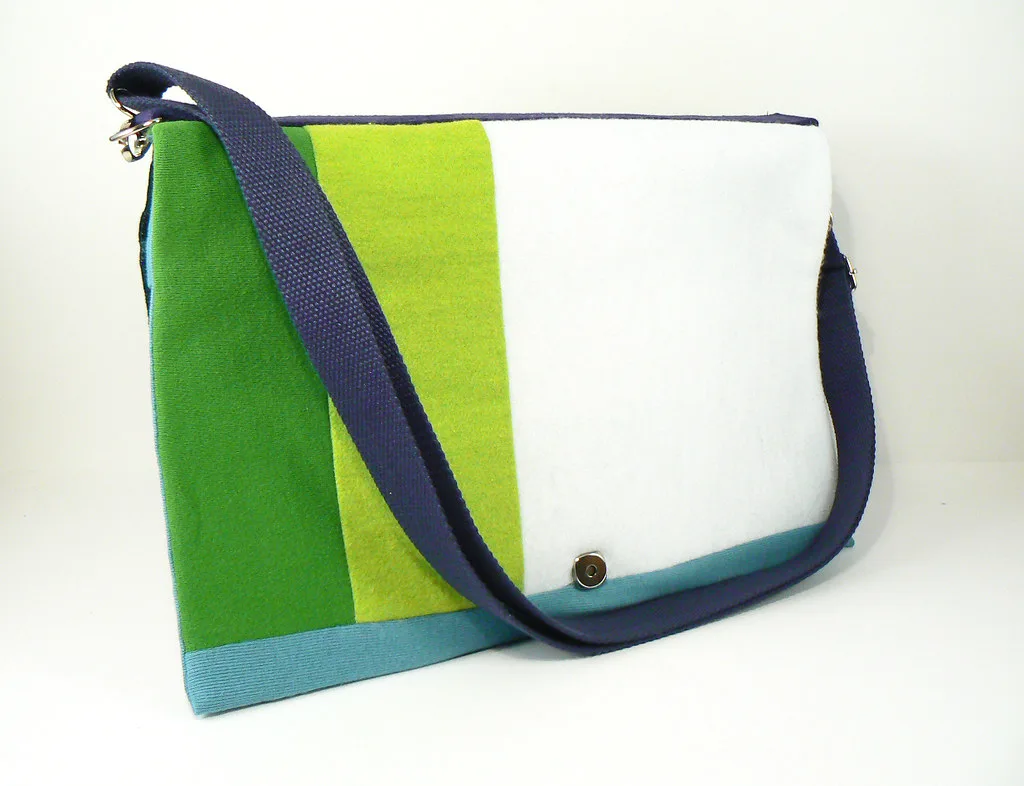 Pochette réalisée à partir de tissus recyclés colorés, exemple de résultat d'upcycling textile brodé